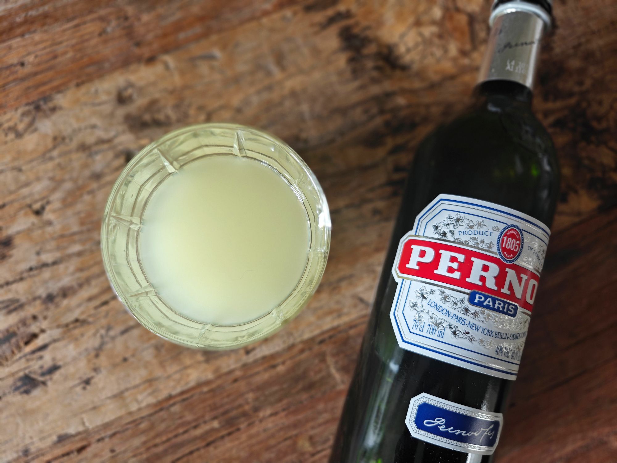 Une bouteille de Pernod et son verre remplie