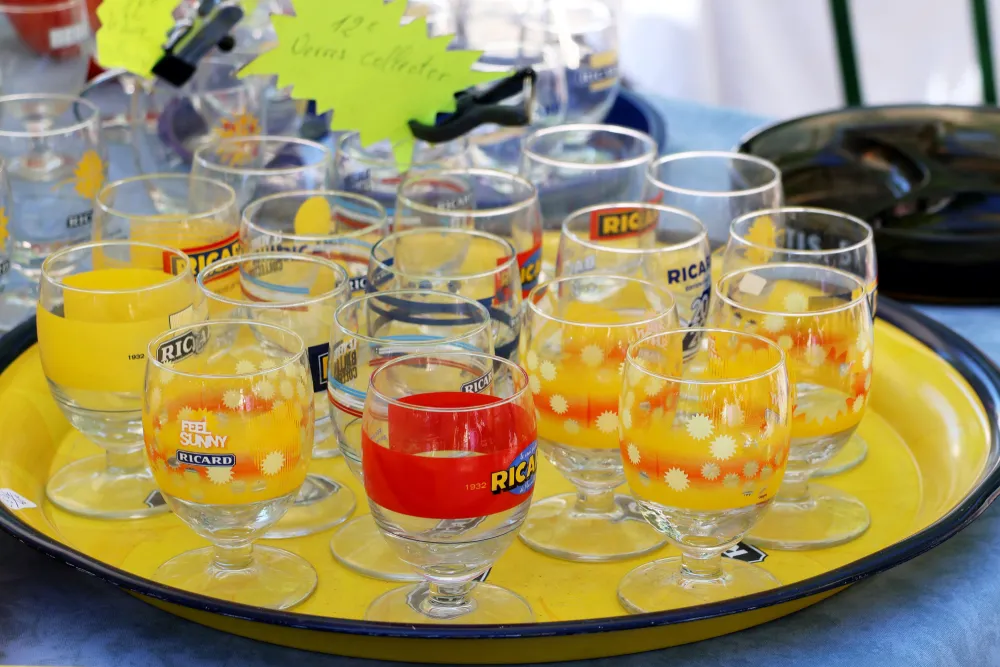 The small and wide glass shape is usually found in cafes.